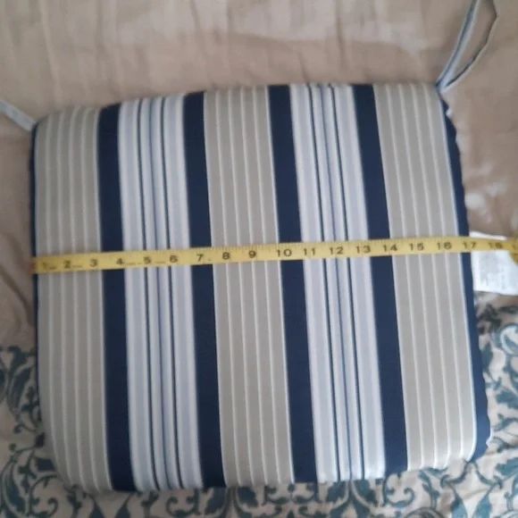 4 chair cushions - Picture 2 of 4